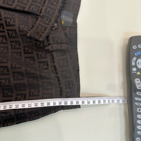 FENDI Logo Paints (Women) - Picture 15 of 16